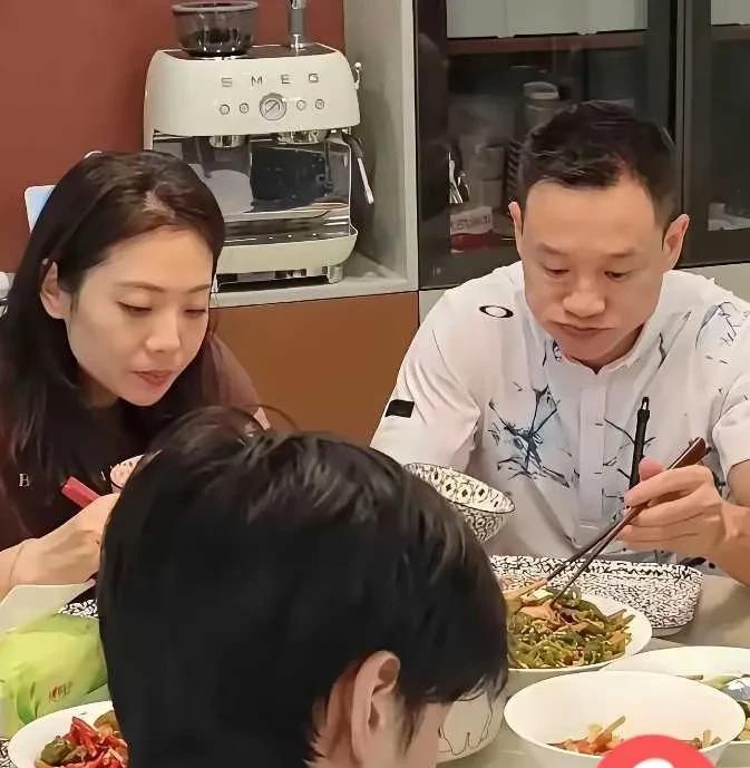 没去过香港，杨威给儿子洋洋一个月3500的生活费真的不够用吗？香港消费真的很高吗