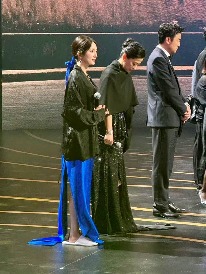 有哪个女星敢像杨幂这样穿拖鞋合照？ ​​​
