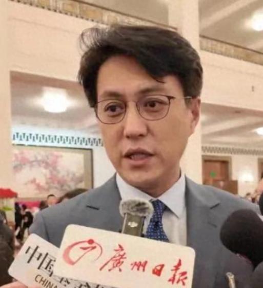 3月6日，没想到今年两会扎心的提案，竟是演员靳东提的，他直言：中国60岁以上老人