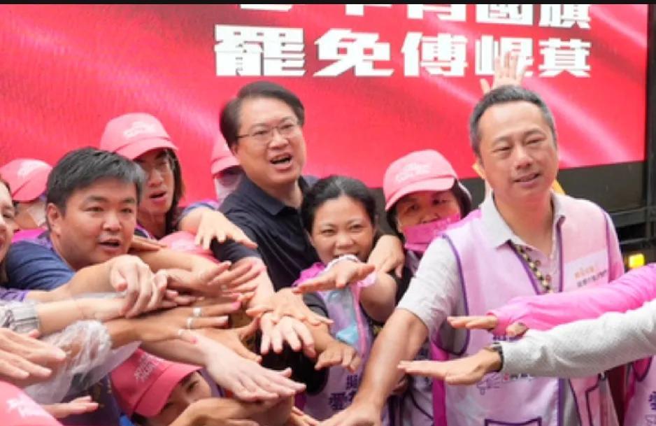 民进党下大力气罢免傅崐萁，该党秘书长林右昌频繁到花莲县下指导棋，几进几出，联合蓝