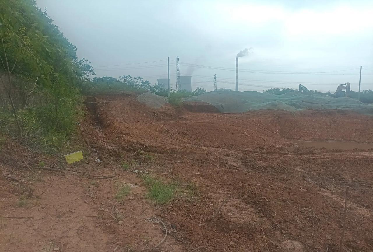 新工地还是一片乱地[捂脸]
#分享城市新鲜事# 这一片荒芜之地，高低不平，场地都