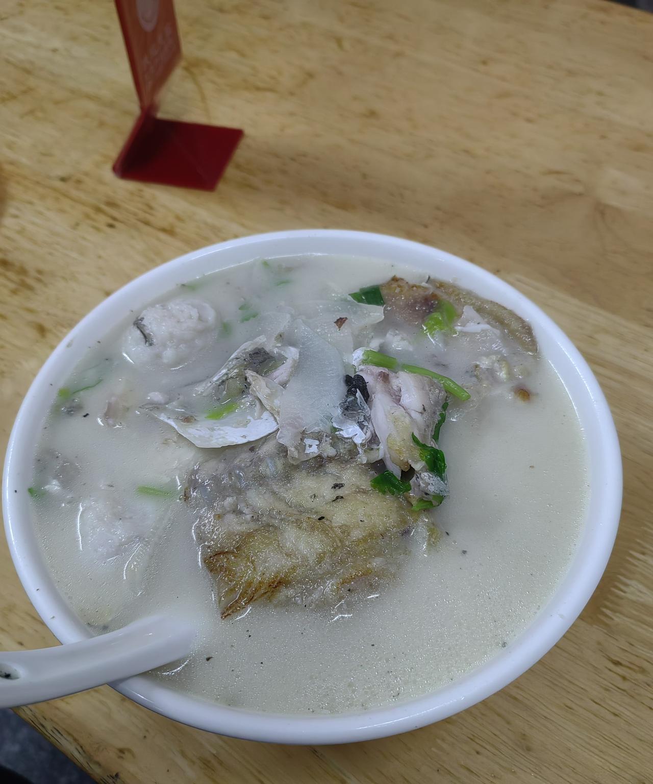这是国庆期间我在梅州江北吃的小吃，大众点评搜出来的，店面很小但是需要排队，乳白色