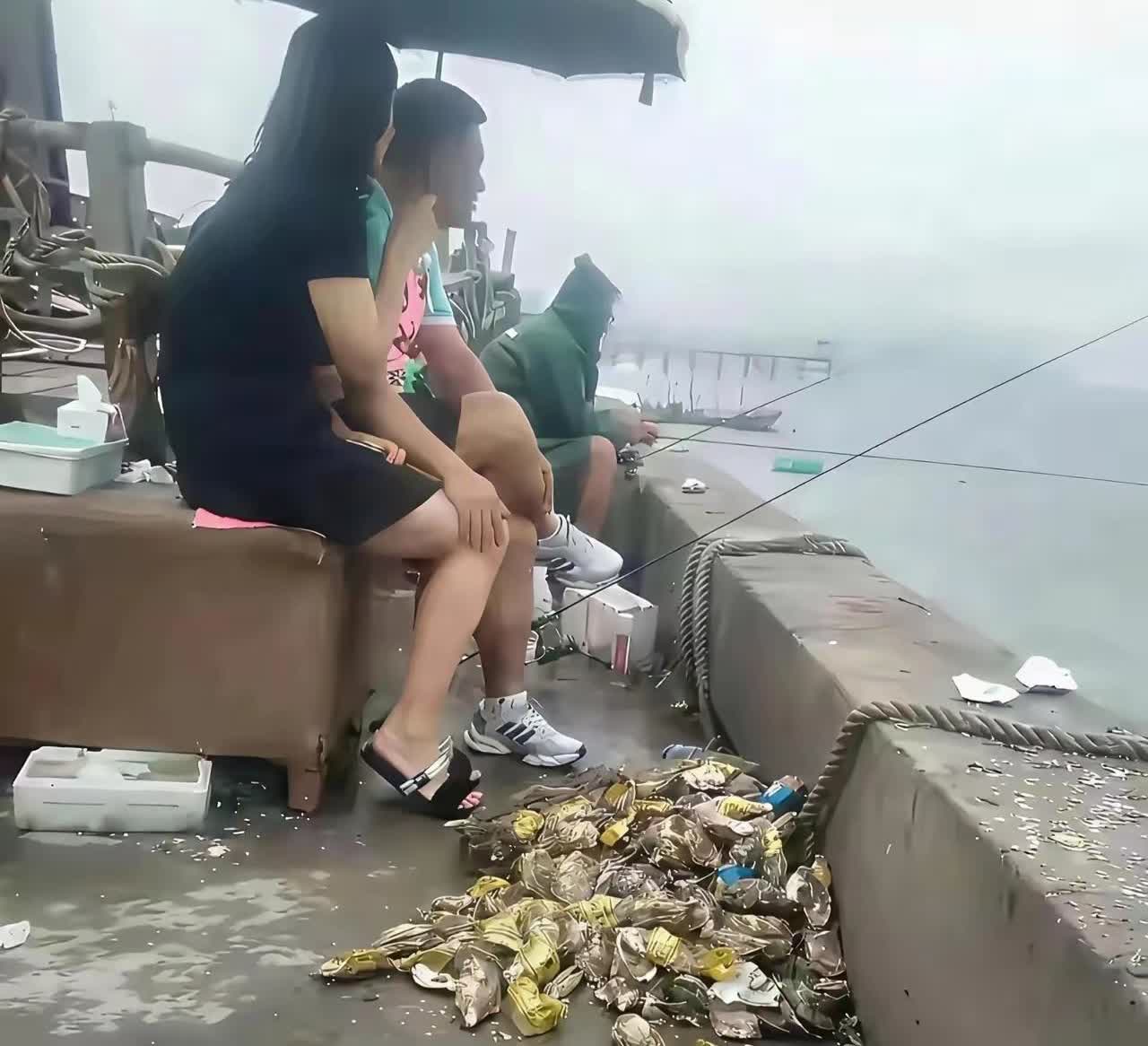 看到这一幕，我只想说，这鱼能不能钓到已经无所谓了！老铁们，你们觉得呢？[泣不成声