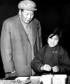 1953年的蛇山，人来人往，热闹非凡。一位卖小吃的女人守着自己的摊位，专注于手头