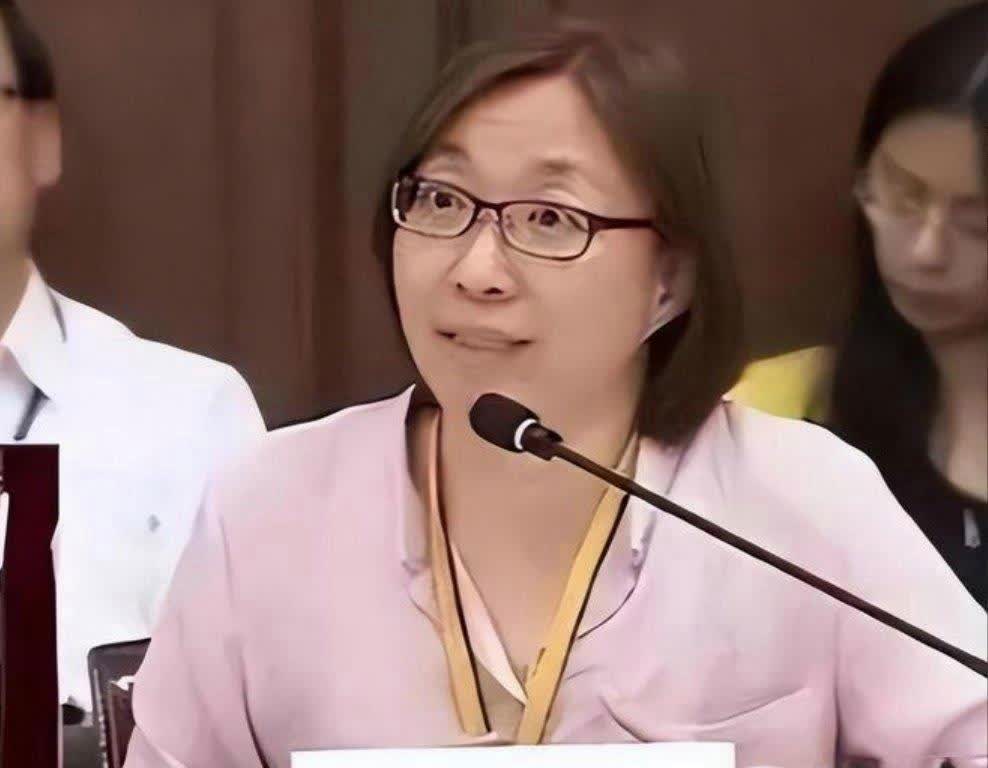 “台独” 分子林舒雅被吊臂夺命，因果报应成热议