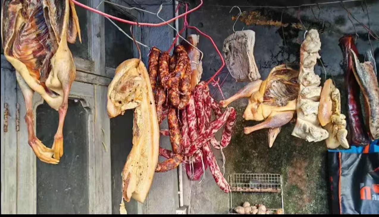 太损了！上海女子晾在楼道16斤咸肉被偷，心疼报警：“腌了好久就等年夜饭吃！”网友