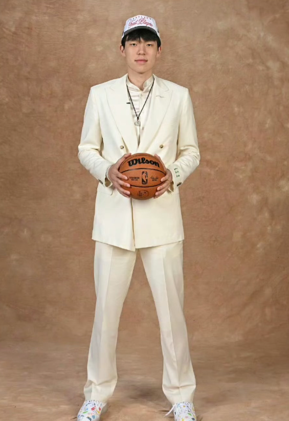 预测杨翰森在NBA能达到什么高度？这位身高2米18、年仅19岁的中国新星杨翰森，