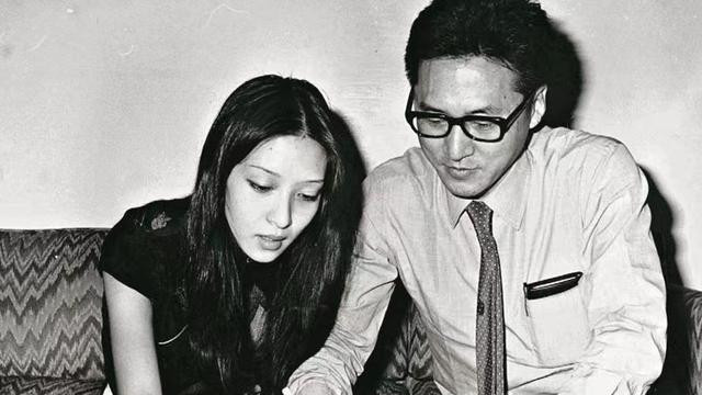 李敖第一次见胡因梦，盯着她脚丫看半天，转身拿210万和女友分手