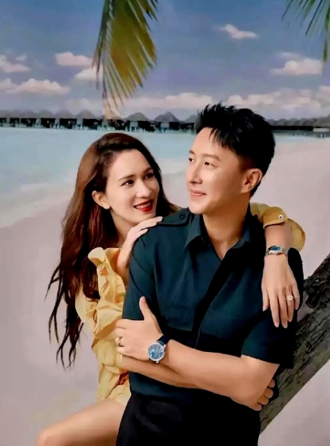 卢靖姗说，这胎比怀女儿时辛苦多了。

直播时我讲现在天天头晕吐得厉害，在高原录节