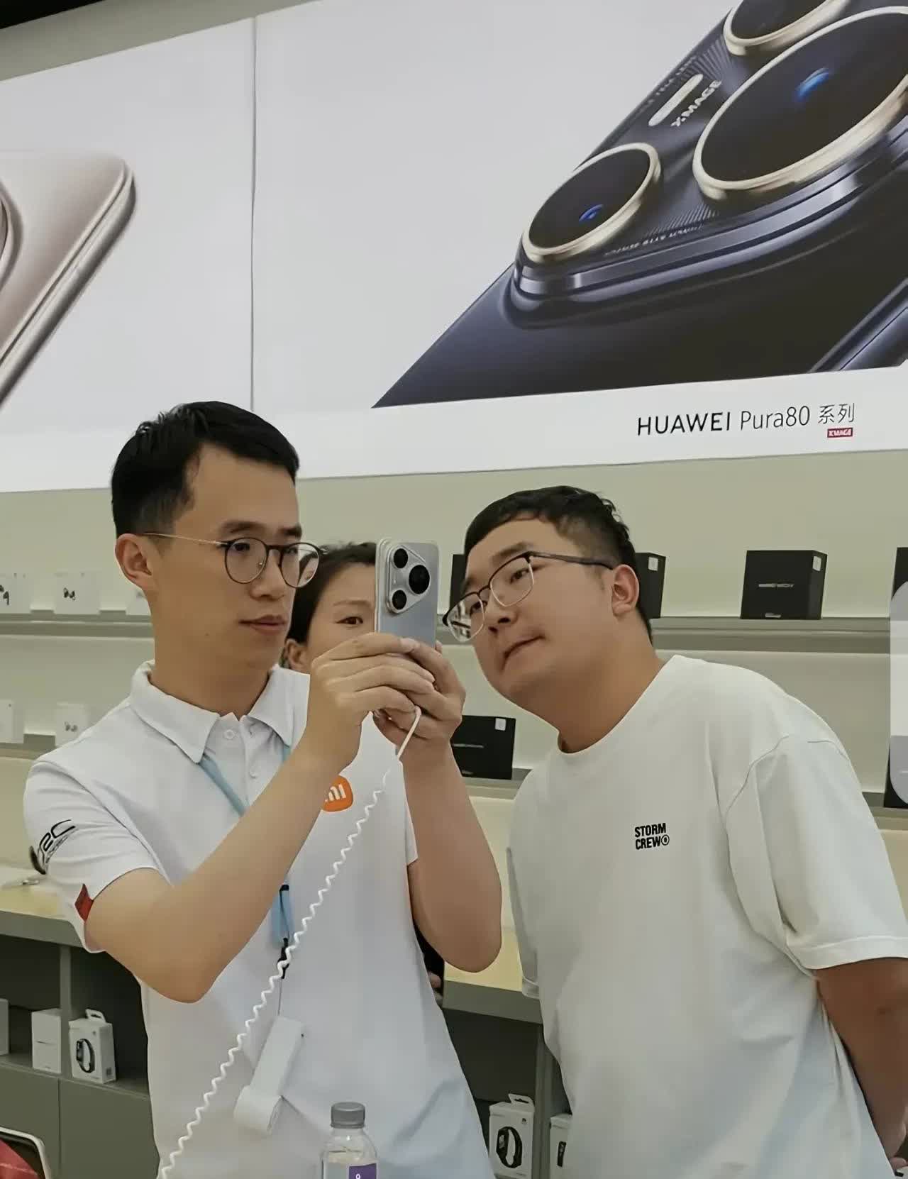 【小米王腾“视察”华为专卖店】
小米王腾在红米K80至尊版发布前，身着小米工作