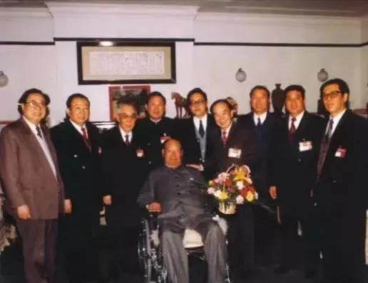 1996年3月16日，彭真会见八届四次会议的山西部分代表，亲切交谈，笑容满面，笑