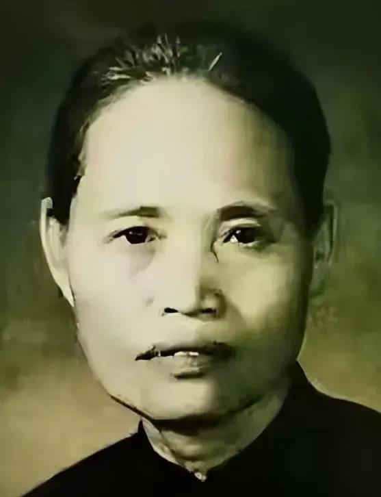 1925年，好不容易等到丈夫回家的吴舜莲正打算上床，却被丈夫陈诚一把推开。吴舜莲