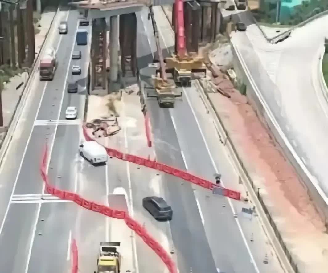 看SU7高速事件的这张道路图片，个人判断七十公里过弯都够呛，不难想象驾驶员当时的