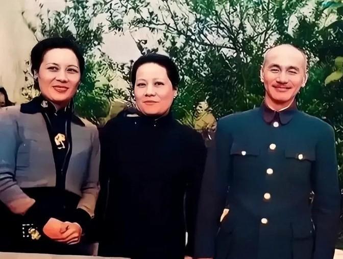 这张泛黄的老照片静静躺在历史档案里，却藏着1942年重庆最微妙的家族密码。
画面