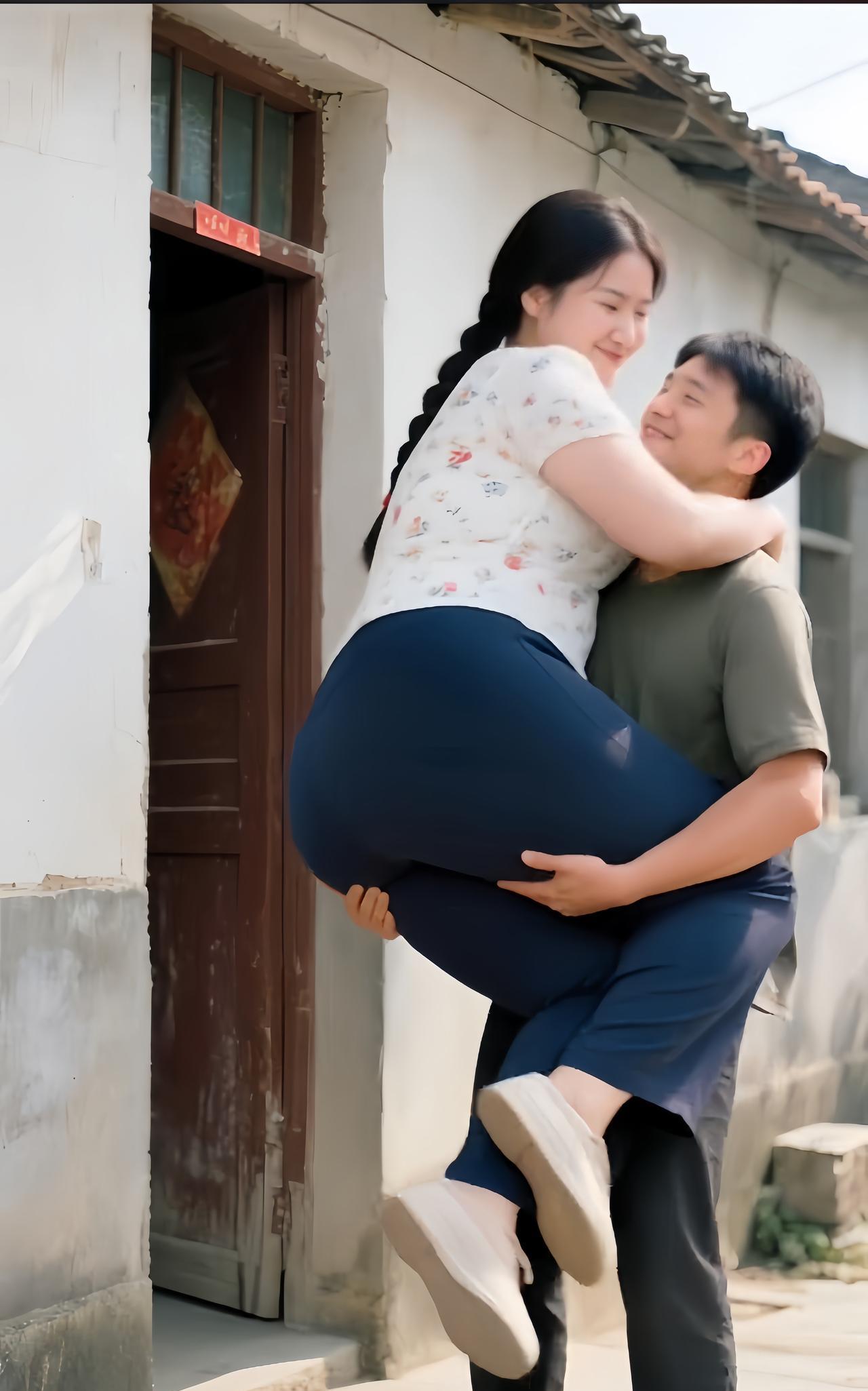 《小夫妻》
小夫妻，情意浓，
新郎抱得美人拥。
农家院，福气满，
日子红火比蜜甜