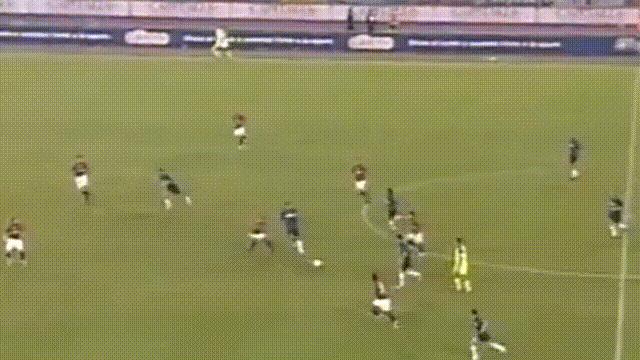 这是2004/05赛季，国际米兰的斯坦科维奇和雷科巴的一个配合进球。斯坦科维奇送