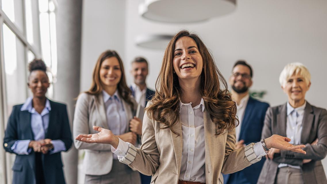 人际交往时，瞧不起你的人，身上多半有这3种“味道”