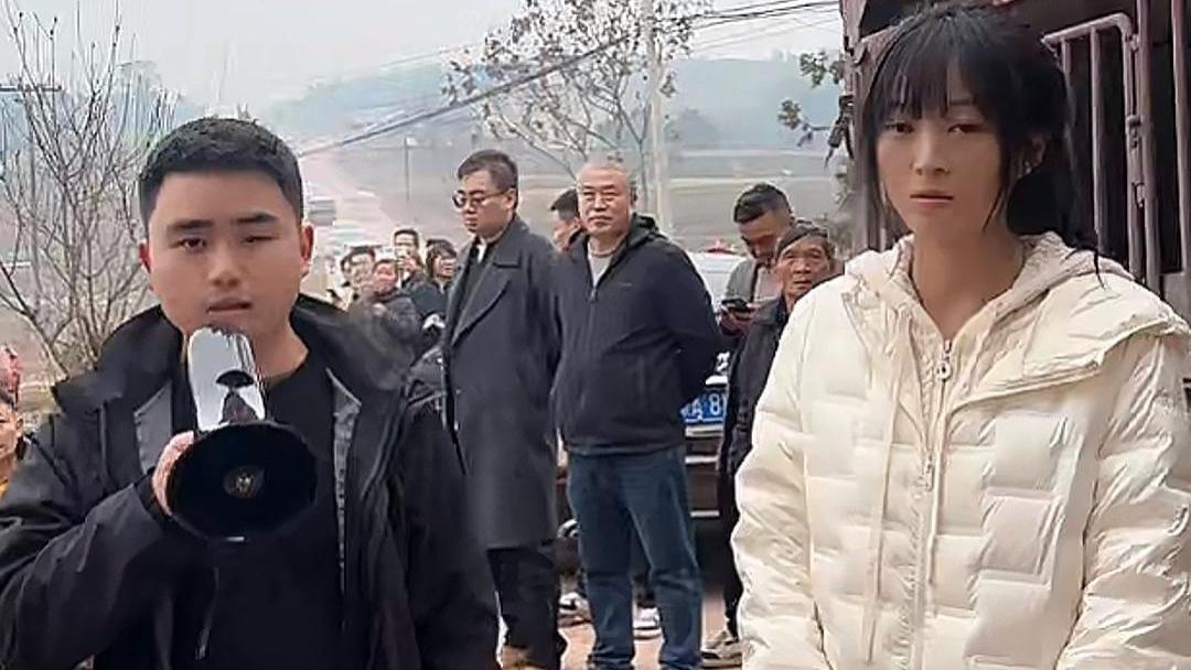 2026年闯祸第一人：重庆小姐姐喊人来按年猪，结果来了几万人