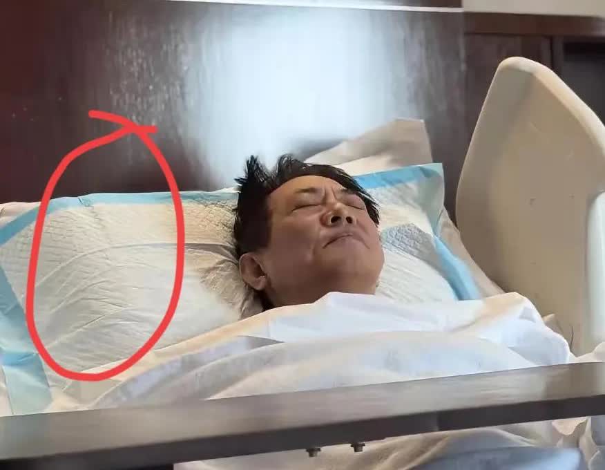 纯好奇，李连杰发的病床照片，为何在头下面垫了一个隔尿垫？是怕有渗液吗？
因为家