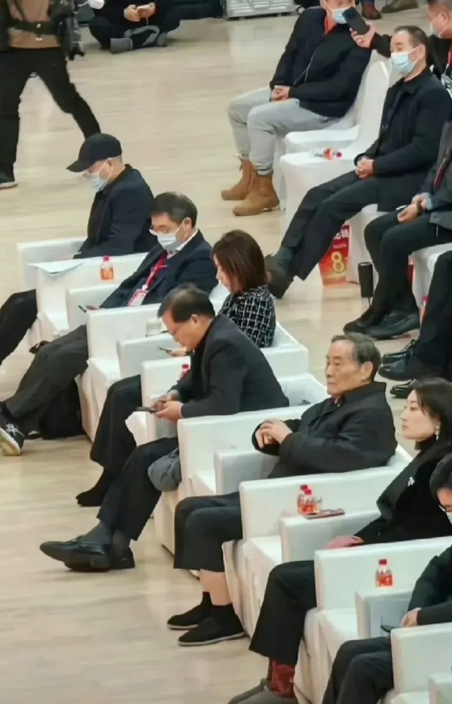 宗庆后白手起家，真的不容易。[捂脸哭][捂脸哭][捂脸哭]