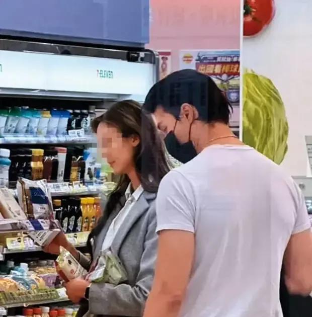 锦荣疑似再曝新恋情 ——锦荣近日被拍到与一女生在超市购物，买完零食后还一同返回家