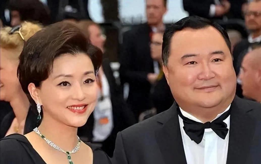 2002年，知名主持人周涛下班回到家，看见正在灶台边忙碌的丈夫，顿时心生厌倦，很