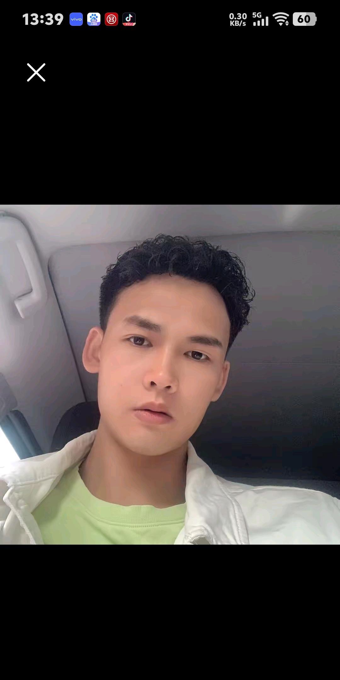 太像了！不仅外形像，内在高贵的气质也像。还有做生意的头脑都和王磊父母的遗传很相像