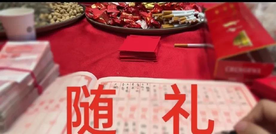 我有点纠结了，遇到随礼难题了！
去年我女儿结婚，小姑子随了5000元，小姑子有一
