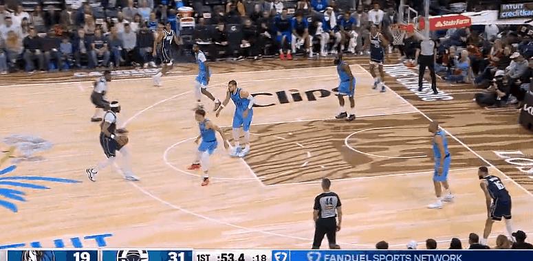 真就靠你！浓眉跳投命中苦苦支撑！
在今天NBA常规赛快船对阵独行侠的第一节比赛中