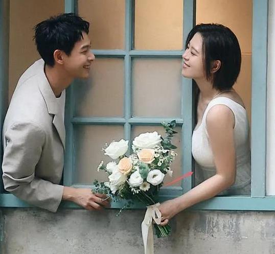 6月9日，娱乐圈迎来喜讯，刘品言与连晨翔同步在社交媒体晒出牵手照及超音波照片，官