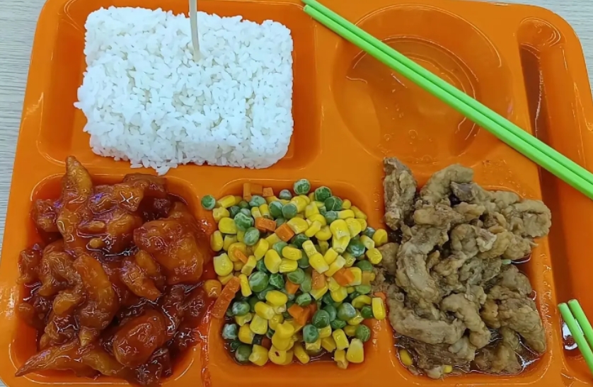 这是儿子学校的午餐，一份16元,校长说保本经营，绝对是良心价格！