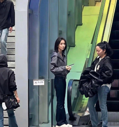 惊呆了，电视上那么好看，真人皮包骨了 ​​​