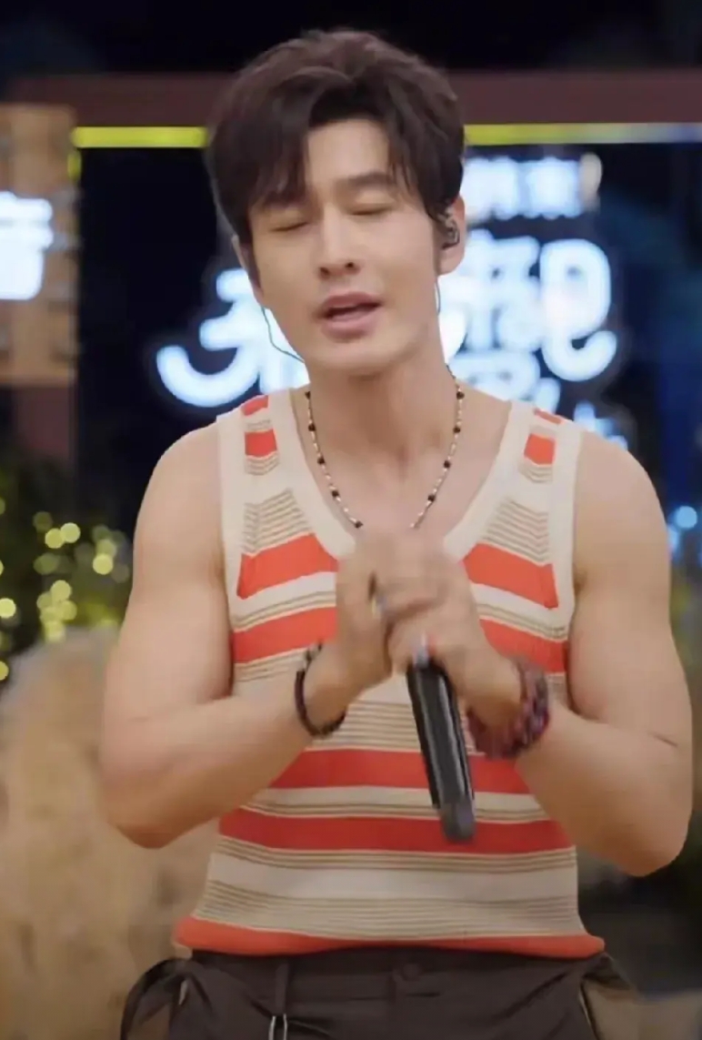 黄晓明，你的衣服是椰壳选的嘛？

或者另一种可能，你偷穿了椰壳的衣服？还有另外最