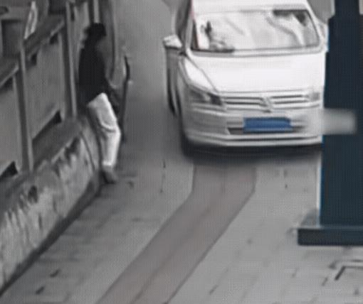 果真是祸躲不过，小车因刹车失灵，冲向人行道，女子本能反应迅速躲到墙边，可没想到车