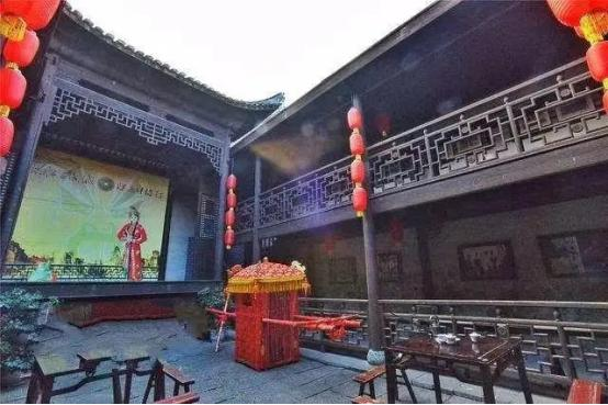 “里面都是烧糊了的鬼魂，咱们回去吧。”传说1937年大年初三，丹东一个爷爷带着孙