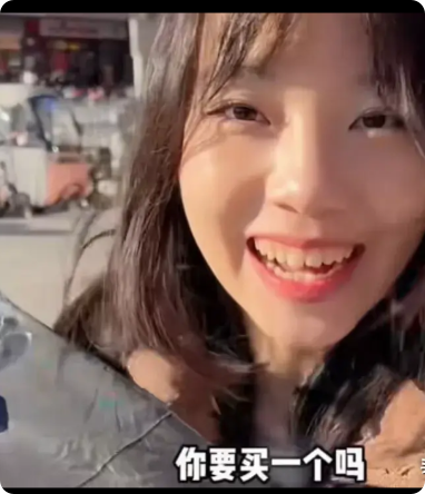 “太励志了”湖南长沙，男子李先生在街头逛街的时候，看到了一名脚部残疾的女子在卖发