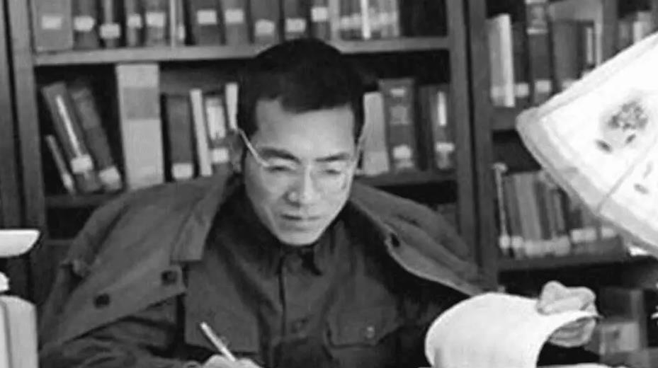 1977年，44岁的陈景润在住院时，喜欢上了27岁的女军医，在向女军医表白时，将