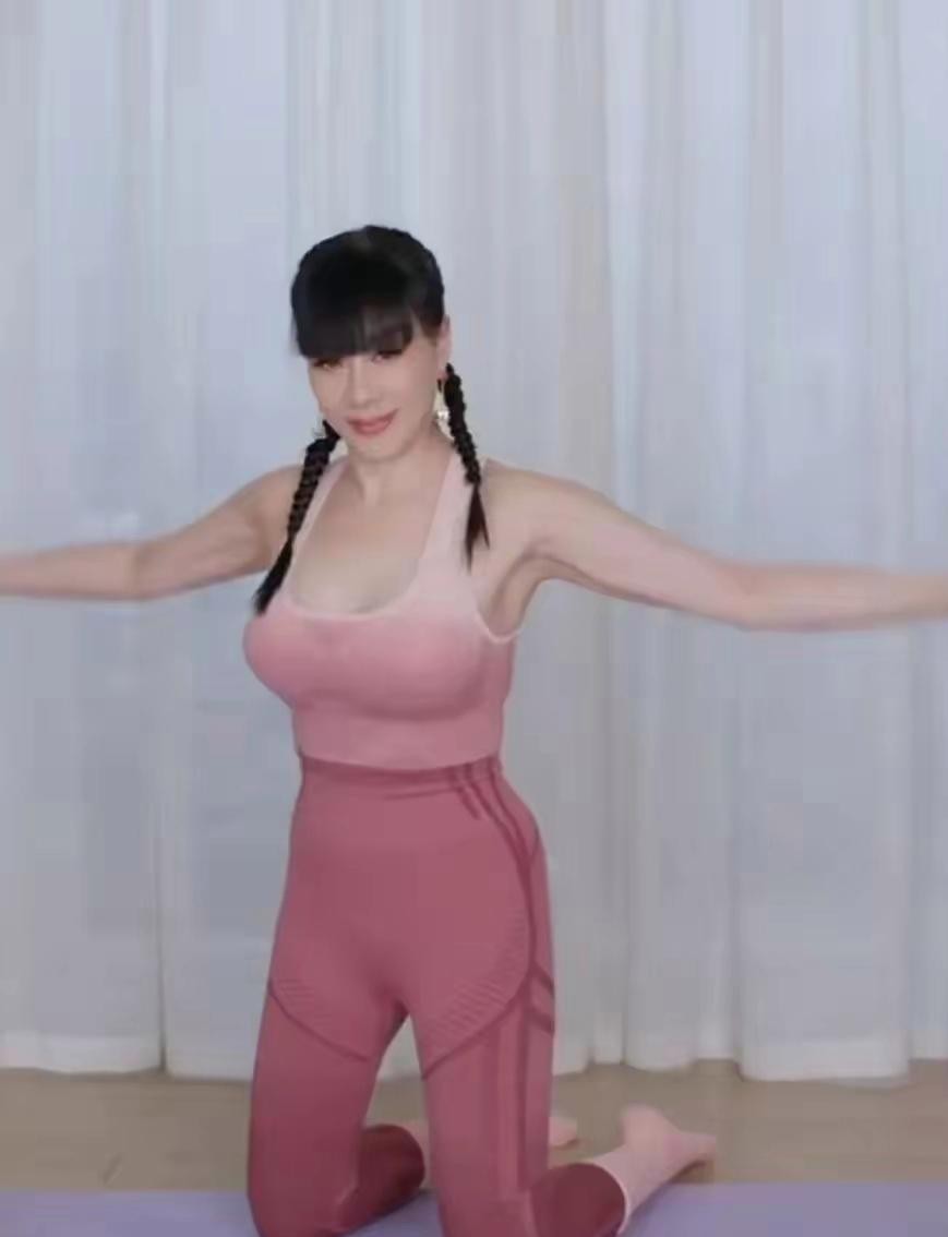 54岁钟丽缇嫩如少女，穿瑜伽裤健身，丰满身材藏不住