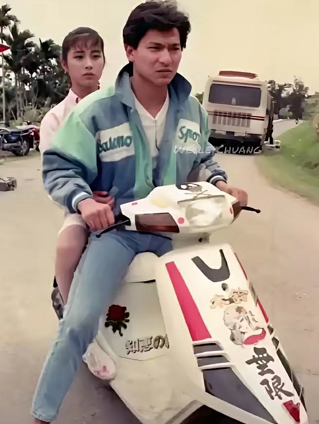 40年前的老照片，刘德华后排的“女生”气质长相绝佳，看着像王祖贤，她到底是谁？