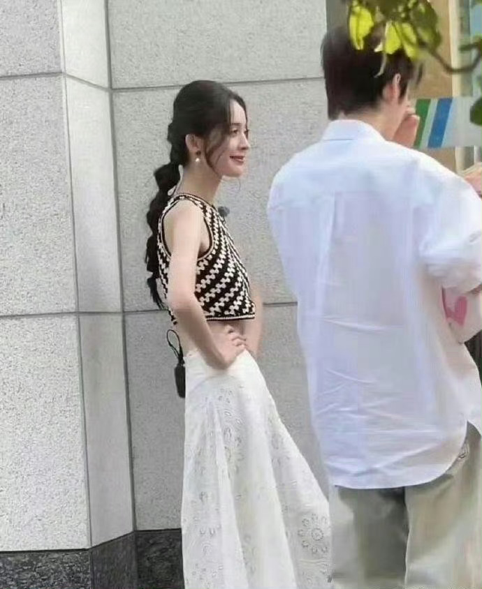 娜扎瘦得都快认不出了，胳膊细得像筷子一样，内娱也太卷了吧 ​​​