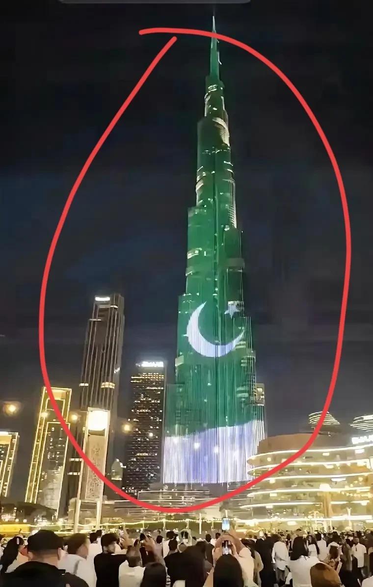 世界第一高楼哈利法塔突然点亮巴基斯坦国旗，现场直接被挤爆！印度酸溜溜搬出14亿人