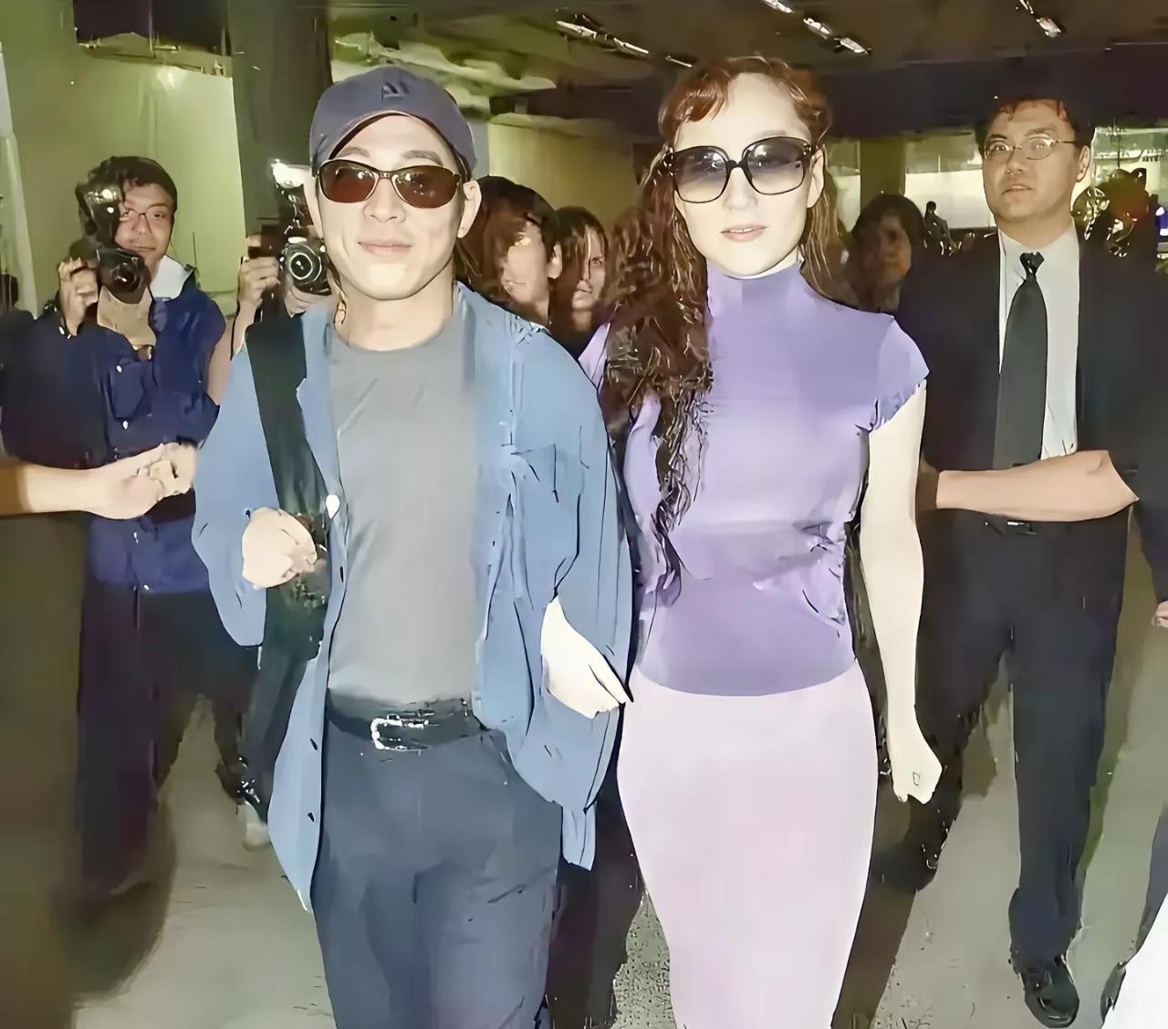 李连杰和利智
和黄秋燕离婚娶了自己喜欢的女神
一路走来应该是幸福的不得了吧