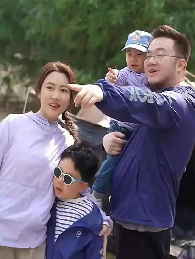 狠心老爸今何在？巴图儿子撞脸英达，隔代亲情能否融化坚冰？
当年英达对待巴图的态度