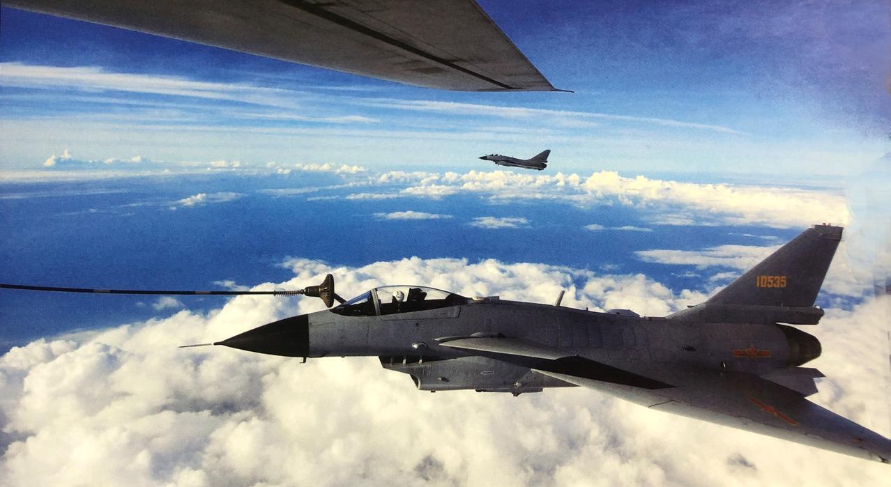2012年夏空军航空兵某团歼-10战斗机正在空中加油