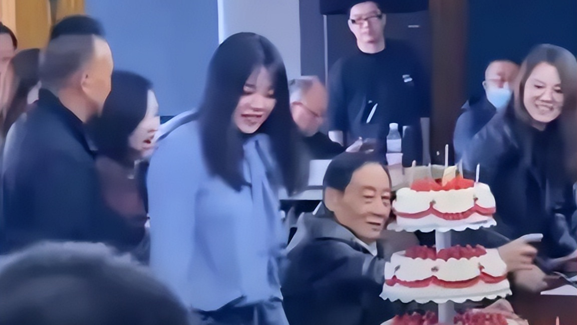 宗馥莉杜建英打得火热，网友却猛夸向太：今天才明白你话的含金量