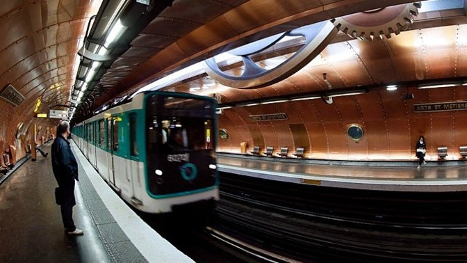 你嫌麻烦的 30 秒安检，是巴黎人羡慕的安全感