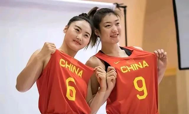 李梦对于武桐桐盛赞“你是最棒的”！只能无奈的回复“交给时间吧”！
李梦很聪明，“