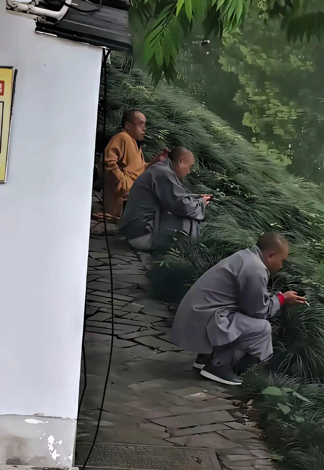 自从少林寺方丈的事件曝光以后，人们对少林寺的看法十分的存在着看法。这时候整个少林