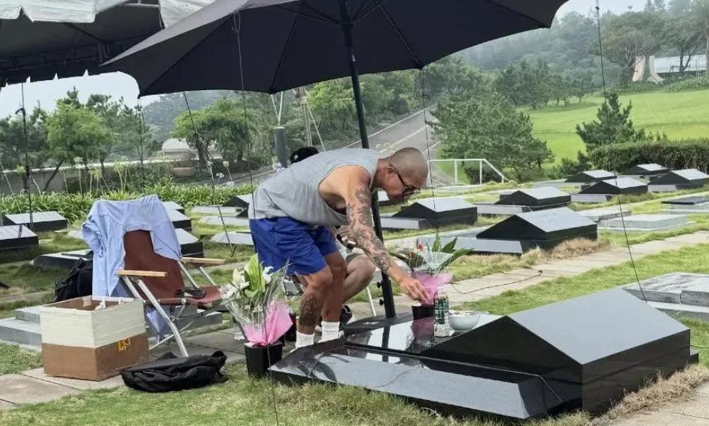 具俊烨守护大S墓地哪也不想去，如果他用这个办法。又能挣生活费，还能天天守着大S，