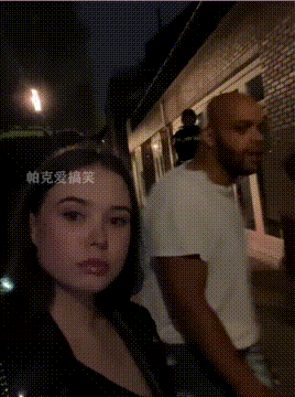 黑人骚扰正自拍的美女，结果下秒被拎走，骑警面前还敢放肆！
